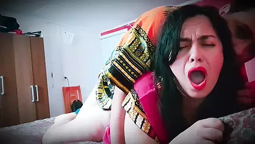 Bugün ateşli üvey annemi ilk kez sikmeyi seviyorum - Hintli seks