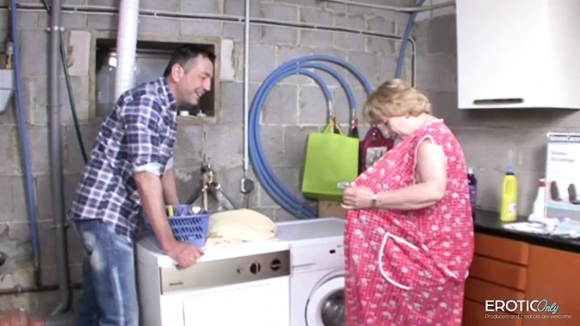 Kocam komşumuz olan ninemizi sikiyor