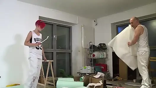 İş arkadaşı tarafından baştan çıkarılıyor ve sikiliyor!