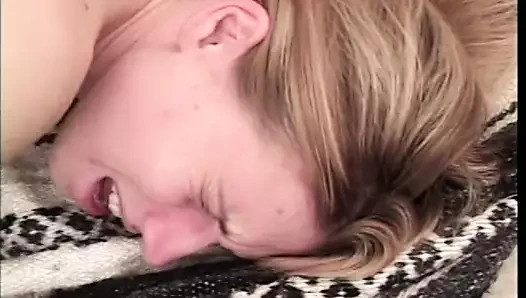 Genç ağzını kaplayan bu beyaz cum tatmak istiyor