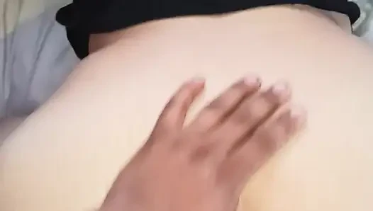 Orta yaşlı seksi kadın dörtte sikiliyor