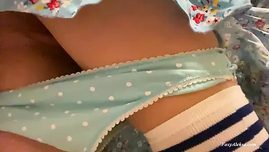 Külotlu minyon kızın altında. Metroda halka açık seks. Ateşli göt ve yabancı yarak