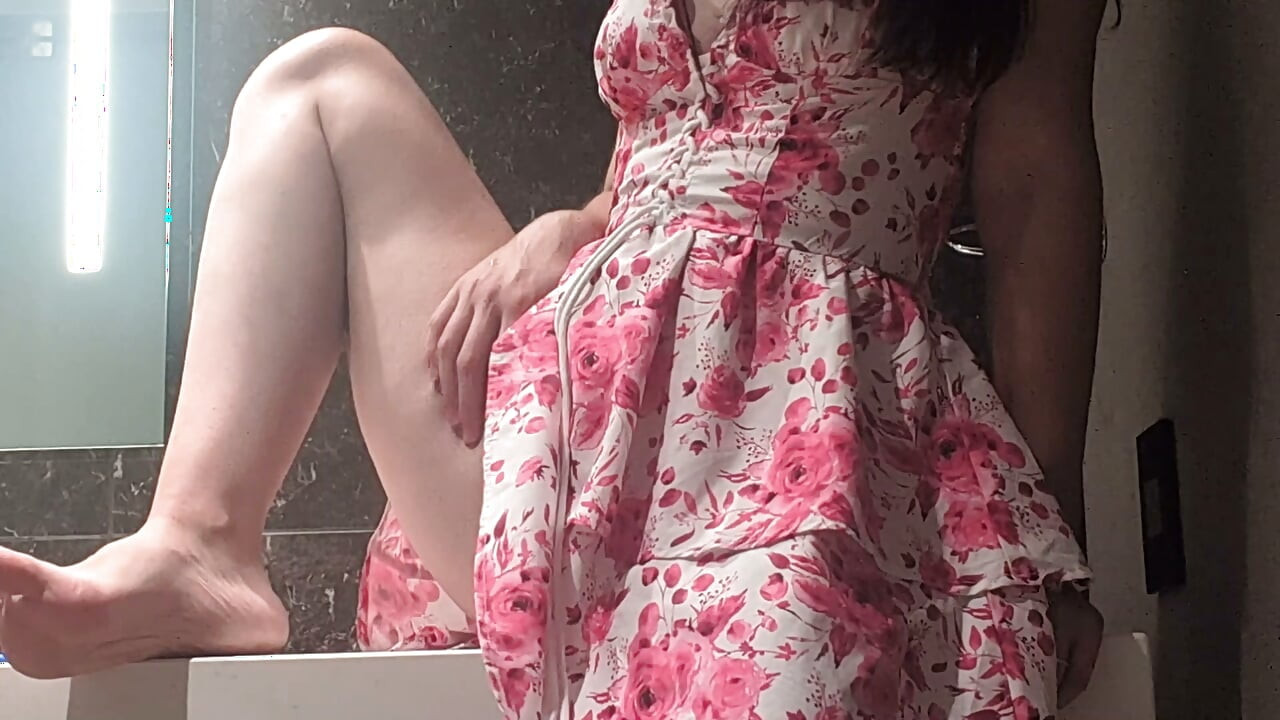 Minyon beyaz kız banyo tezgahında dildosunu sikiyor