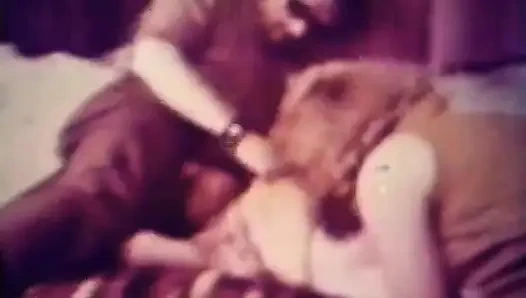 Kırmızı külotlu esmer ve sarışın kızlar üçlü seks yapıyor