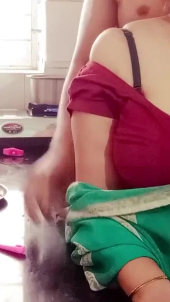 Захватывающий момент из "Индийскую мачеху дези с большими сиськами Arya трахнул пасынок на кухне во время приготовления пищи".