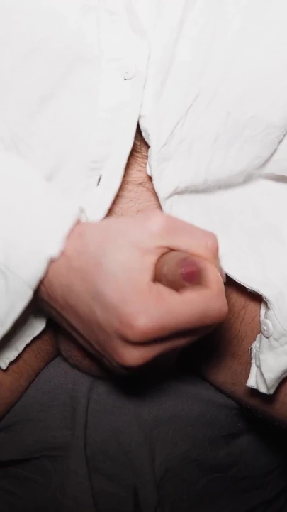 Genç yakışıklı adam geceleri porno izliyor ve mastürbasyon yapıyor | Klip 1