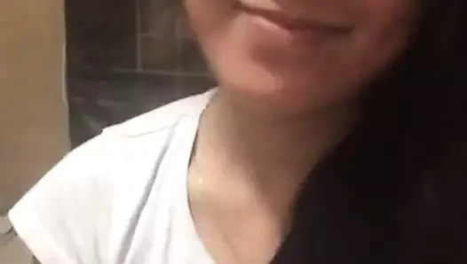 İsteyen porno yıldızı korkak külotunu çıkarmak istemiyor