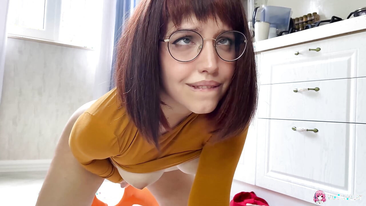 Tombul ve azgın Ksenia Scooby Doo'dan Velma olarak mastürbasyon yapıyor