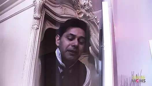 Sarışın orta yaşlı seksi kadın ve güzel bir Hintli kadınla göt deliklerini sert sikiyor