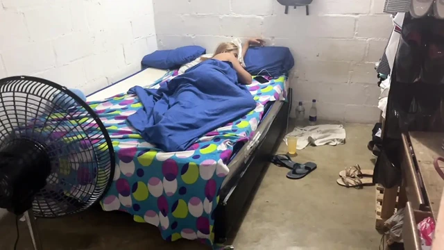 Üvey kız kardeşimi yatak odasında yatarken ve ailesi evde yokken sikiyorum, vajinasını sütle dolduruyorum