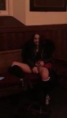 Goth sürtük yapay penis ile bir kilisede kendini sikikleri