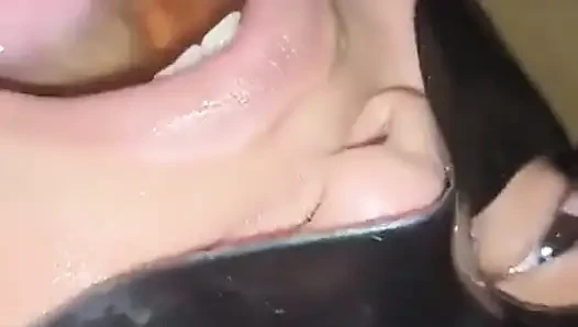 Kölem örümcek adamı taklit etti ve süt gırtlağına kadar baş aşağı durdu