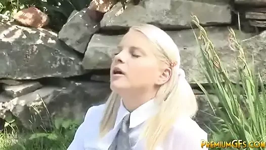 Liseli genç kimmy yarasını okşuyor