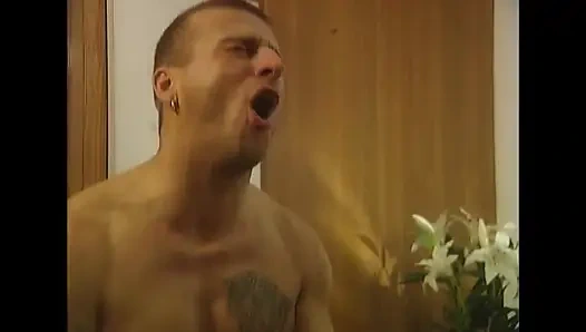 Ateşli çift yatakta sikişiyor ve boşalıyor