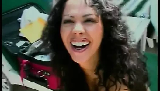 Güzel vücutlu lezbiyen çift havuz başında sikişiyor