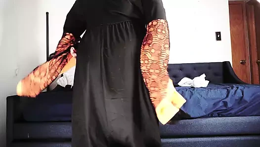 İri güzel kadın cadı, iki değnek ve bir fışkırtma