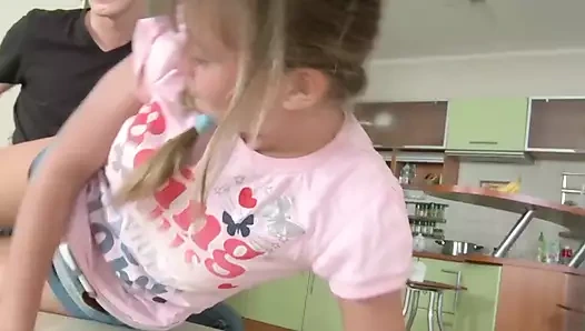 Yakalanan delikler sahne 1_horny esmer iplerle oynuyor ve markus dupree'den götünü siktiriyor