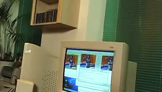 Брюнетка-шлюшка трет ее манду на кастинге