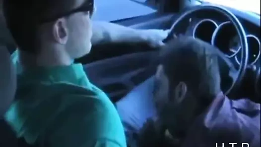 Arkadaşlar araba sürerken. htb