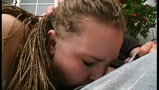 A kövér csaj kemény faszra száll a szopásért