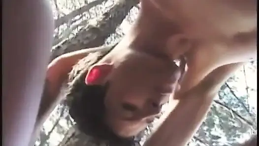 İki ateşli latin ormanda erkeklerinin aletlerini emiyor