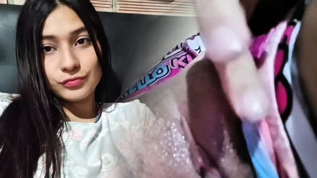 Üvey anne büyük göğüsleriyle oynayıp onları sıkıyor