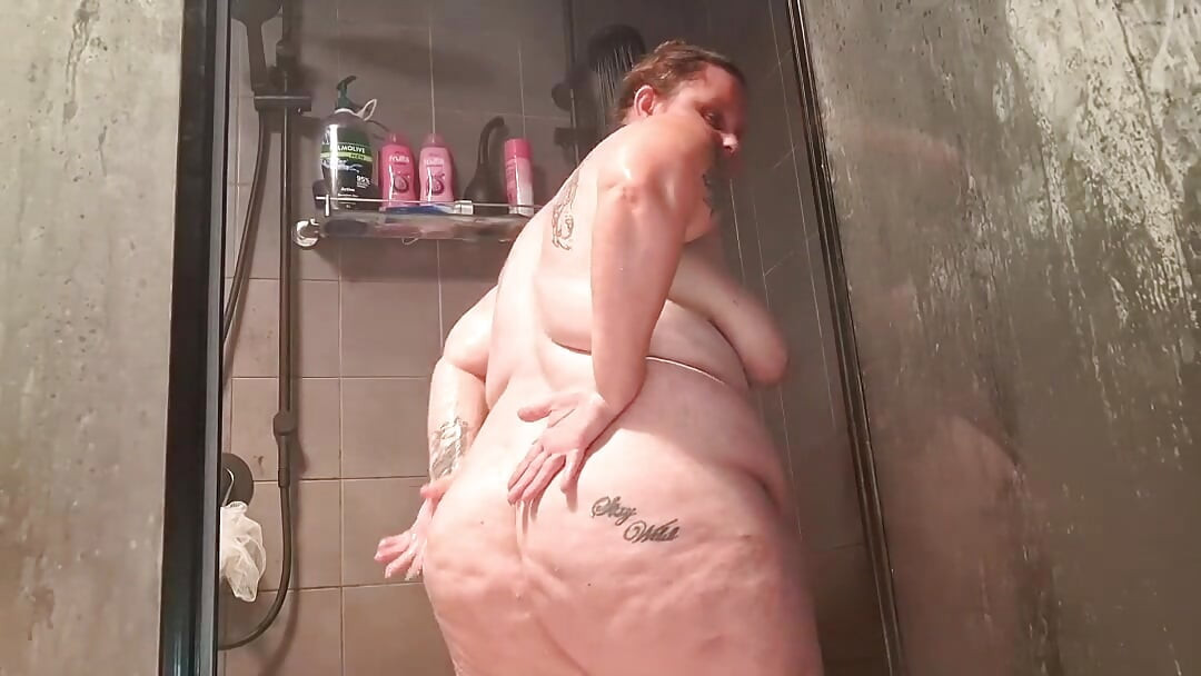 Edepsiz orta yaşlı seksi kadın duşta oynuyor, büyük yarak bekliyor.
