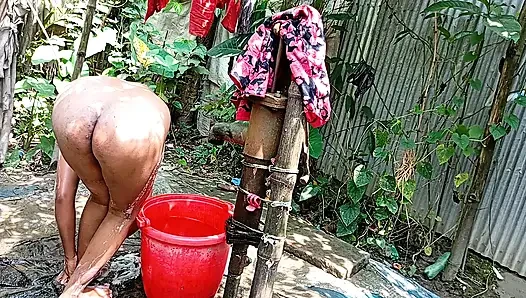 Köy üvey kız kardeşimi dışarıda banyo yaparken siktim.