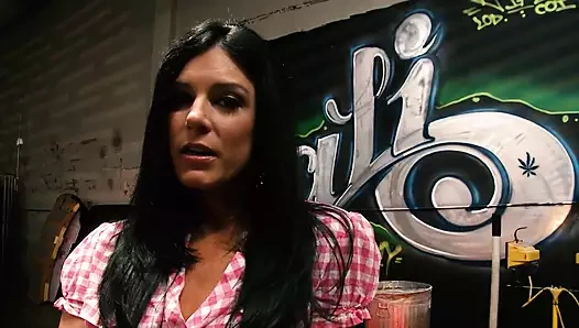 Güzel esmer India Summer sikilirken fışkırtıyor