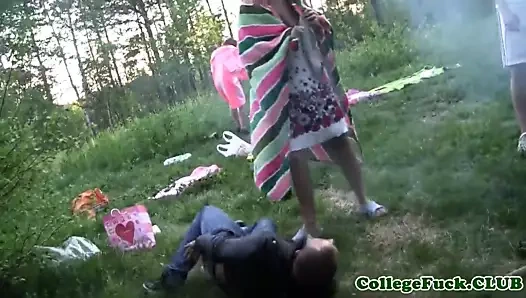 Üç kolej civcivler iğne yapmak üzerinde göğüsleri açık