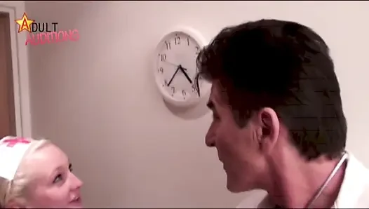 Hemşire Abbie doktoru sikiyor