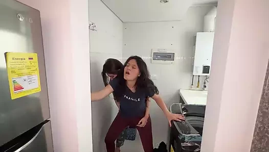 Kız arkadaşım, kuzeni misafir odasındayken sıcak bir görüşmede sadakatsiz olduğumu keşfetti