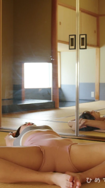 Aynalı Japon tarzı oda yogası, kawaii yoga | Klip 1