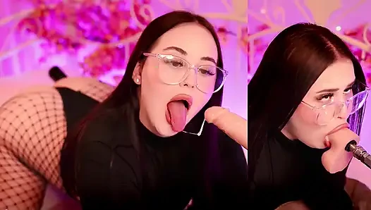 Üniversiteli kız inanılmaz derin ıslak sakso çekiyor