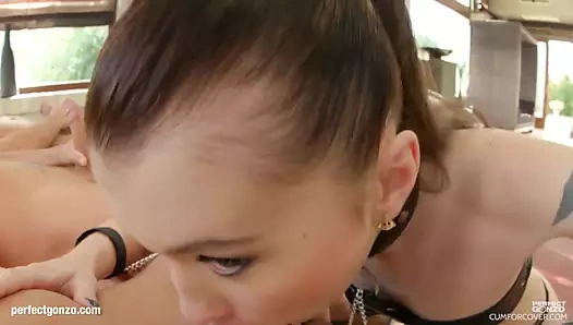 Misha çapraz grup bukkake blowbang yutmak sahne tarafından boşalmak için