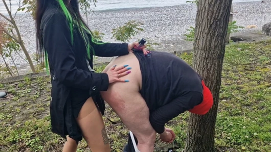 Denize yürüyüş anal sikişle sona erdi. Dominatrix Nika her yerde götünü sikebilir!