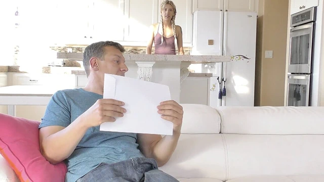 Şımarık üvey kız cezadan kaçınmak için üvey babasıyla ekstra iş yapıyor