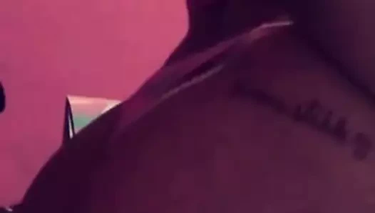 Seksi sarışın götünü sallıyor