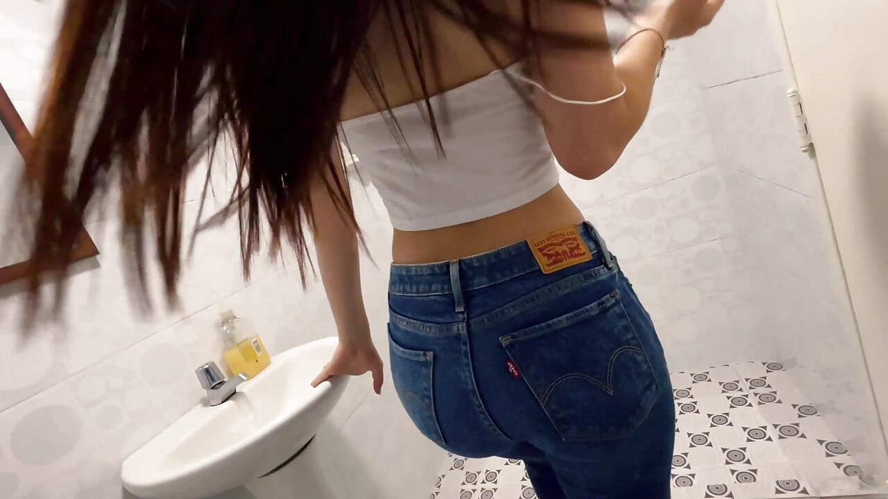 Levis'i duşta ıslatıyor