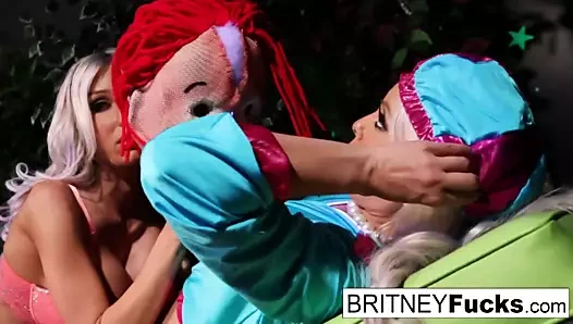 2 sıcak sarışınlar cadılar bayramı korkutmayı paylaşıyor