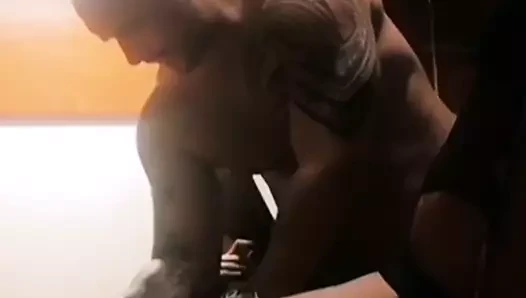 Tony toretto bir oyuncak ve bir kız oynuyor