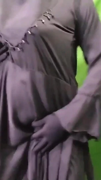 Захватывающий момент от "мусульманская хиджабская красивая бхабхи танцует и мастурбирует"