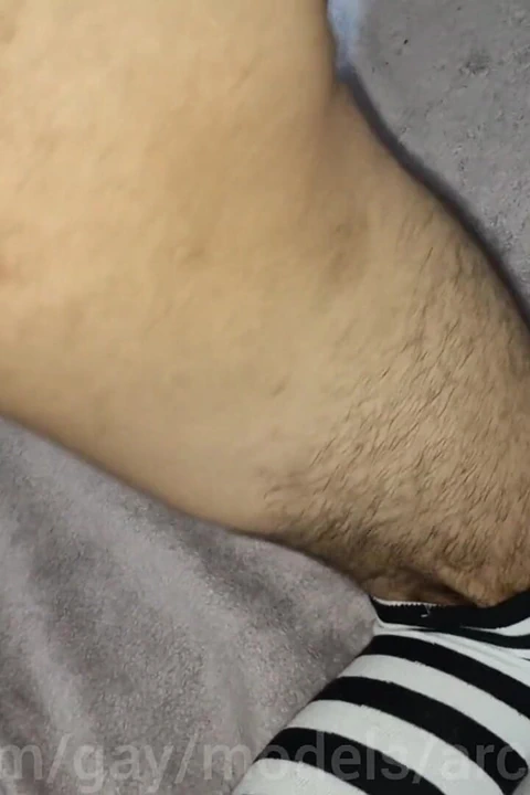 Yakışıklı köpek yavrusu iri göğüslü üvey erkek kardeşten büyük yarakla boşalıyor! Seçkin!