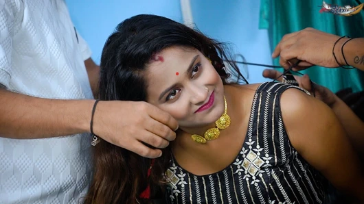 Hintli kadın iki debar ile sert sikişiyor (çifte penetrasyon, üç biraz) tam film