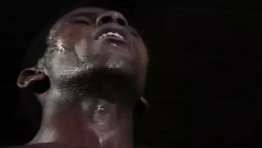 Yaramaz sarışın ir havuz partisinden sonra büyük zenci biniyor