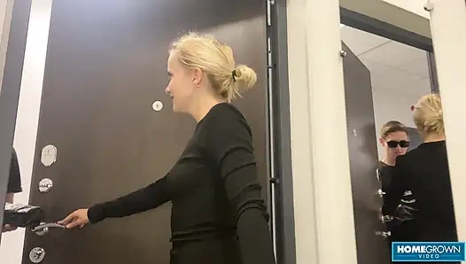 Kurye adam sarışın lolipop'u sikmek için oyuncağını sünnetsiz yarağıyla değiştiriyor