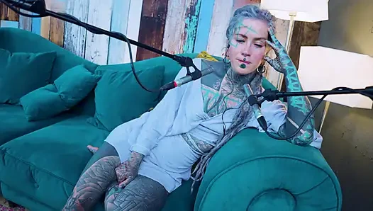 F hakkında konuşuyorum - korku - asmr podcast sfw konuşuyor gotik sıska kız dreadlocks dövmeli model dövmeli kız