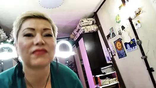 Siyah çoraplı, büyük meme uçları ve ağzında bir yarak olan olgun bebek...))