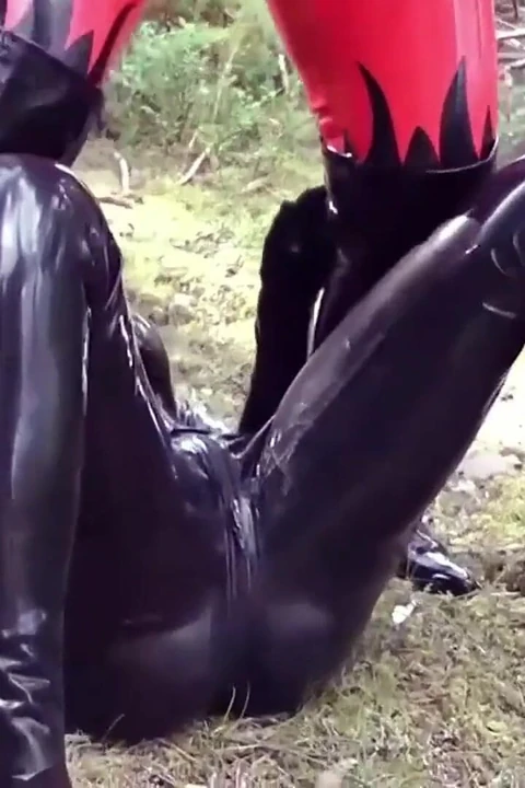 Женское доминирование и унижение на улице: госпожа в латексе и покорная резина