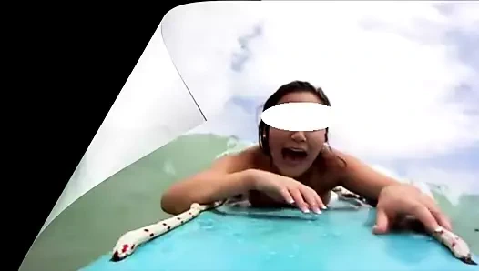 Eşimin bikinisi yüzerken düştü.